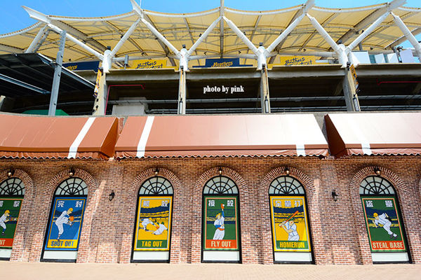 【台中新景點】棒球故事館/洲際棒球文創園區。親子同遊好去處,小型棒球場賽事直播超好玩!