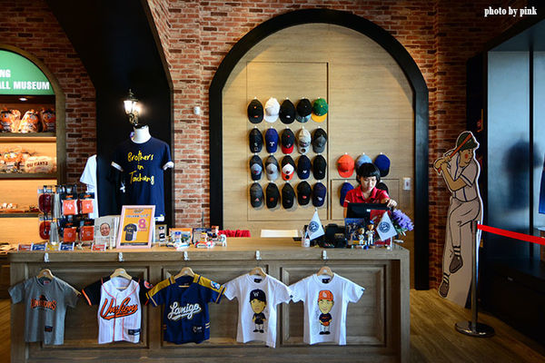 【台中新景點】棒球故事館/洲際棒球文創園區。親子同遊好去處,小型棒球場賽事直播超好玩!