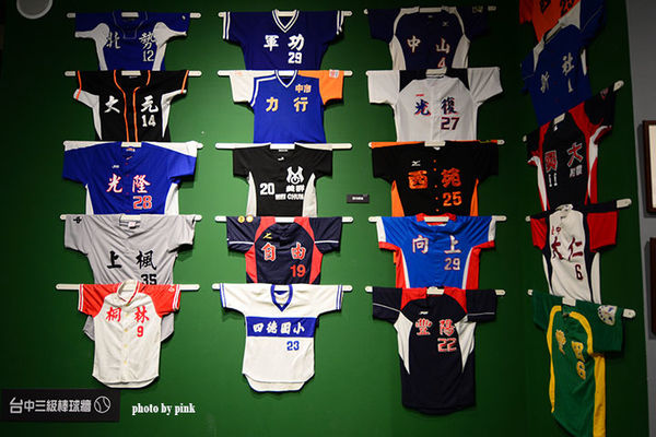 【台中新景點】棒球故事館/洲際棒球文創園區。親子同遊好去處,小型棒球場賽事直播超好玩!