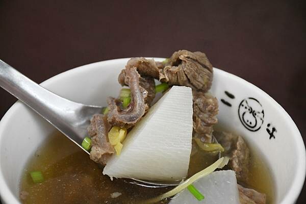 台南安平二牛牛肉湯！招牌牛肉湯還能續湯，肉燥飯一吃上癮。