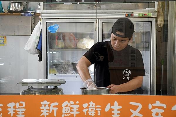 台南安平二牛牛肉湯！招牌牛肉湯還能續湯，肉燥飯一吃上癮。