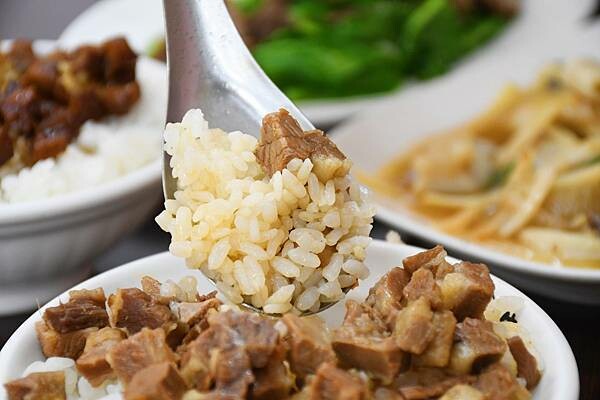 台南安平二牛牛肉湯！招牌牛肉湯還能續湯，肉燥飯一吃上癮。