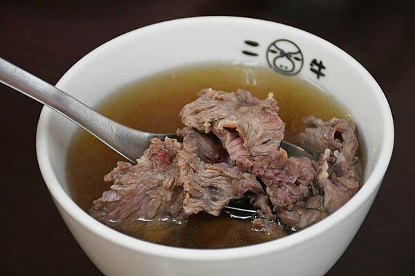 台南安平二牛牛肉湯！招牌牛肉湯還能續湯，肉燥飯一吃上癮。