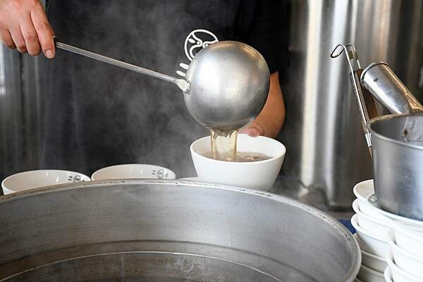 台南安平二牛牛肉湯！招牌牛肉湯還能續湯，肉燥飯一吃上癮。