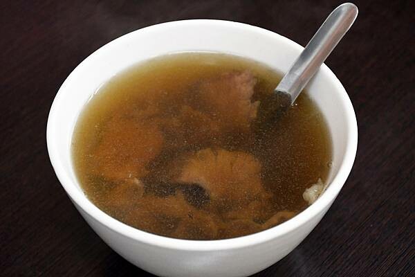 台南安平二牛牛肉湯！招牌牛肉湯還能續湯，肉燥飯一吃上癮。