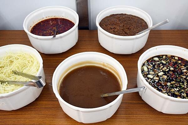 台南安平二牛牛肉湯！招牌牛肉湯還能續湯，肉燥飯一吃上癮。