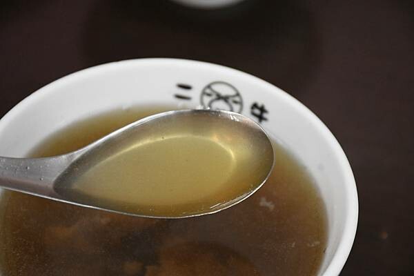 台南安平二牛牛肉湯！招牌牛肉湯還能續湯，肉燥飯一吃上癮。