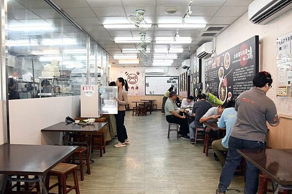 台南安平二牛牛肉湯！招牌牛肉湯還能續湯，肉燥飯一吃上癮。