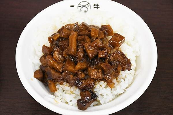 台南安平二牛牛肉湯！招牌牛肉湯還能續湯，肉燥飯一吃上癮。