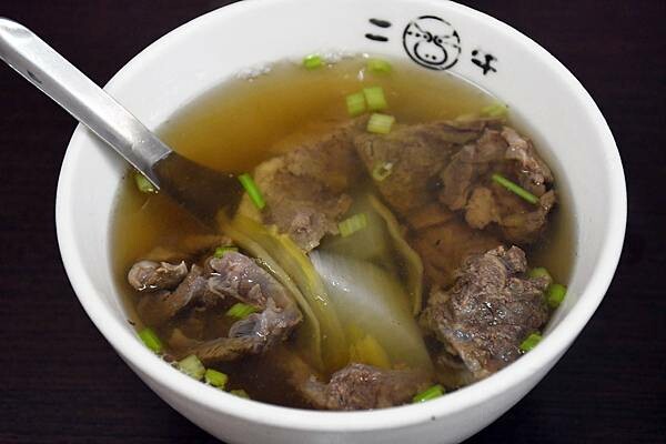 台南安平二牛牛肉湯！招牌牛肉湯還能續湯，肉燥飯一吃上癮。