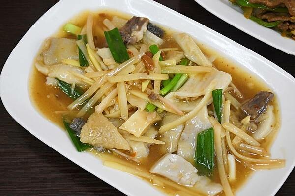 台南安平二牛牛肉湯！招牌牛肉湯還能續湯，肉燥飯一吃上癮。