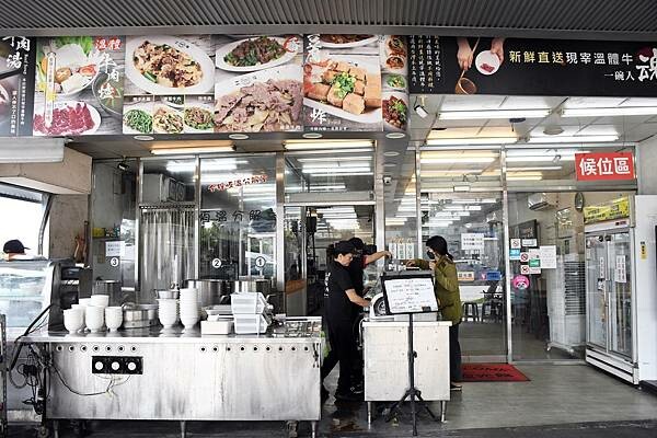 台南安平二牛牛肉湯！招牌牛肉湯還能續湯，肉燥飯一吃上癮。