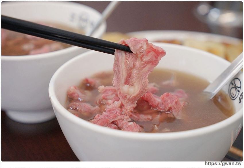 現沖溫體牛加量不加價，滿滿肉片居然只要100元！！