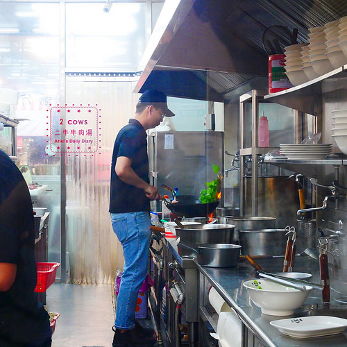 【台南美食】安平牛肉湯又一新發現 ▸二牛牛肉湯◂ 台南在地人吃的牛肉湯‖全透明恆溫分解室，新鮮看得見！