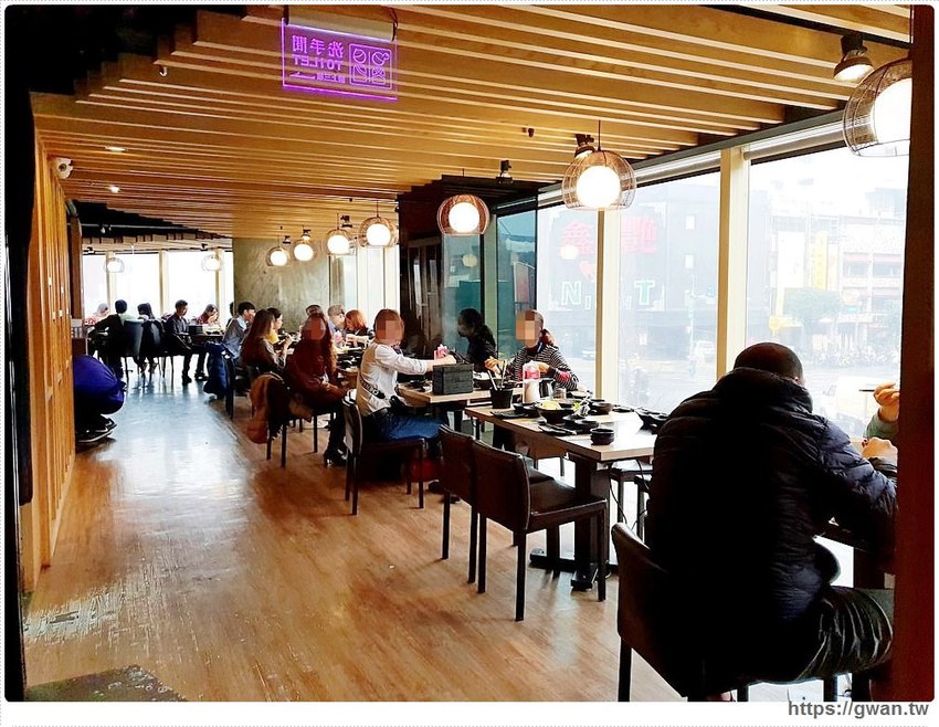 火鍋吃到飽只要389，肉品、蔬菜、火鍋料、飯、冷熱飲無限享用，桌面滿到擺不下！！