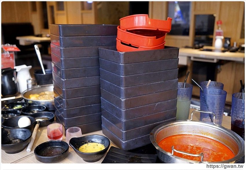 火鍋吃到飽只要389，肉品、蔬菜、火鍋料、飯、冷熱飲無限享用，桌面滿到擺不下！！