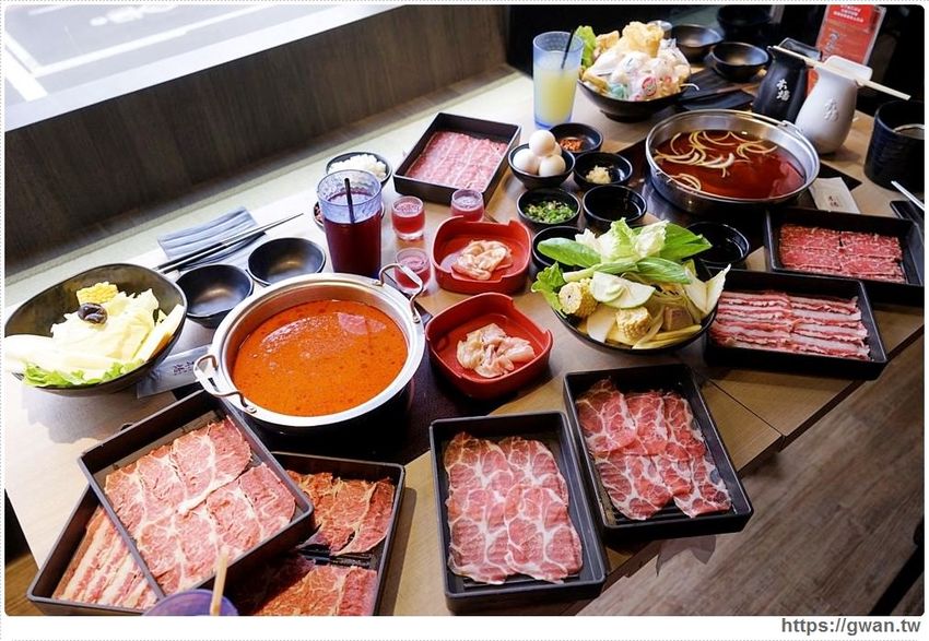 火鍋吃到飽只要389，肉品、蔬菜、火鍋料、飯、冷熱飲無限享用，桌面滿到擺不下！！