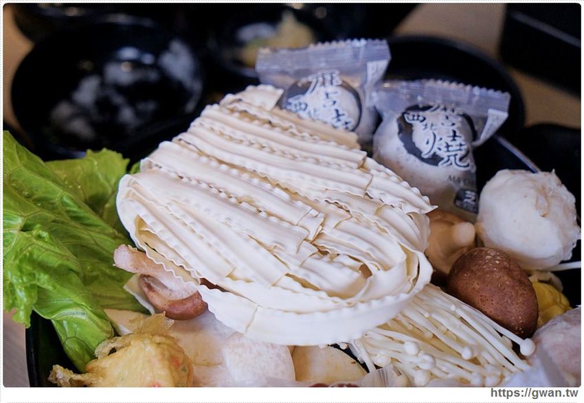 火鍋吃到飽只要389，肉品、蔬菜、火鍋料、飯、冷熱飲無限享用，桌面滿到擺不下！！