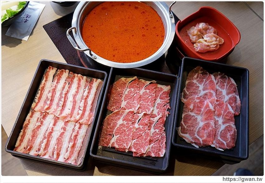 火鍋吃到飽只要389，肉品、蔬菜、火鍋料、飯、冷熱飲無限享用，桌面滿到擺不下！！