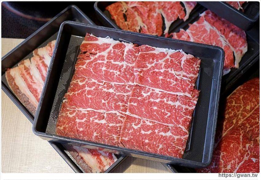 火鍋吃到飽只要389，肉品、蔬菜、火鍋料、飯、冷熱飲無限享用，桌面滿到擺不下！！