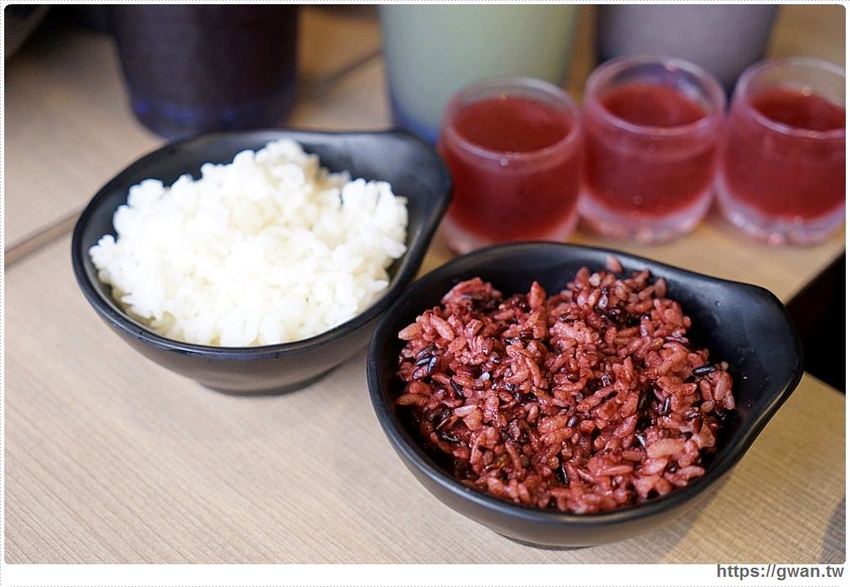 火鍋吃到飽只要389，肉品、蔬菜、火鍋料、飯、冷熱飲無限享用，桌面滿到擺不下！！