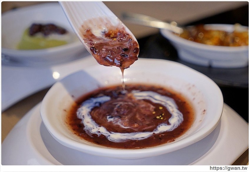 火鍋吃到飽只要389，肉品、蔬菜、火鍋料、飯、冷熱飲無限享用，桌面滿到擺不下！！