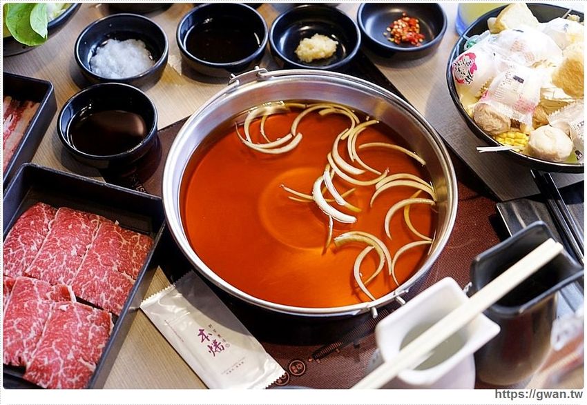 火鍋吃到飽只要389，肉品、蔬菜、火鍋料、飯、冷熱飲無限享用，桌面滿到擺不下！！