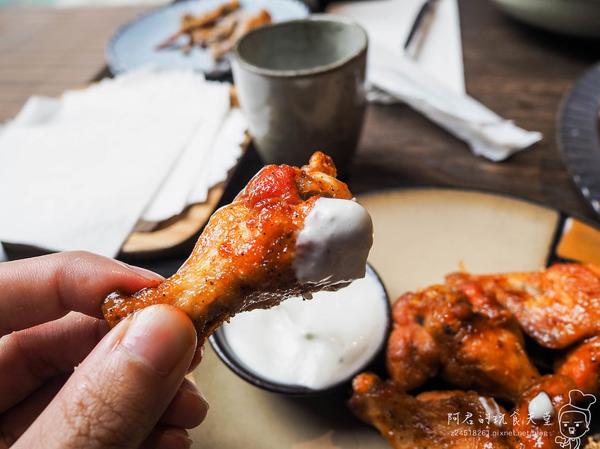 【台北】Gumgum Beer & Wings 雞翅啤酒吧|連妹子都忍不住吮指的加勒比海燒烤雞翅|捷運101站美食