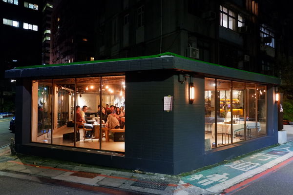 【餐酒館】台北・信義區|國父紀念館・金釀啤酒配雞翅——週末夜晚小酌聚會必去・台北包場餐廳・GUMGUM Beer & Wings雞翅啤酒吧・附菜單