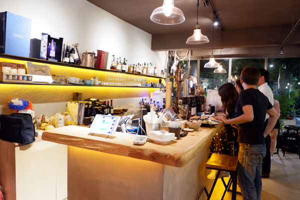 【餐酒館】台北・信義區|國父紀念館・金釀啤酒配雞翅——週末夜晚小酌聚會必去・台北包場餐廳・GUMGUM Beer & Wings雞翅啤酒吧・附菜單