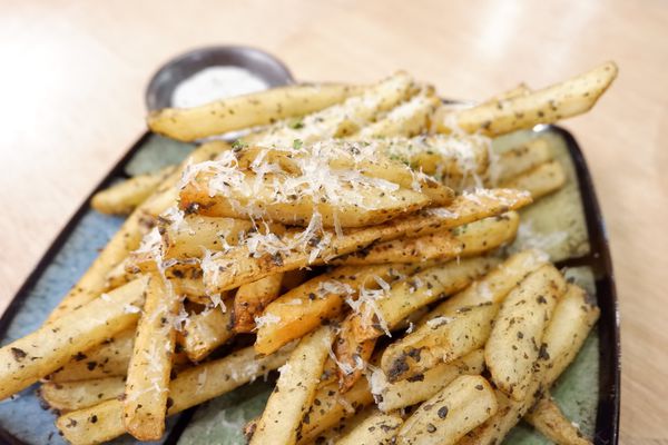 【餐酒館】台北・信義區|國父紀念館・金釀啤酒配雞翅——週末夜晚小酌聚會必去・台北包場餐廳・GUMGUM Beer & Wings雞翅啤酒吧・附菜單