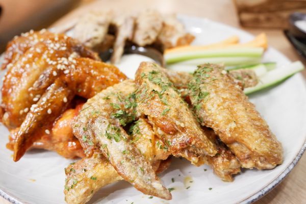 【餐酒館】台北・信義區|國父紀念館・金釀啤酒配雞翅——週末夜晚小酌聚會必去・台北包場餐廳・GUMGUM Beer & Wings雞翅啤酒吧・附菜單