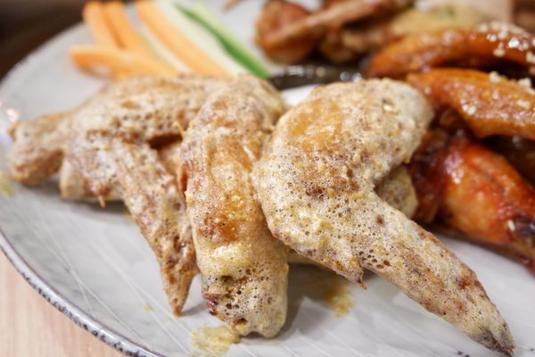 【餐酒館】台北・信義區|國父紀念館・金釀啤酒配雞翅——週末夜晚小酌聚會必去・台北包場餐廳・GUMGUM Beer & Wings雞翅啤酒吧・附菜單