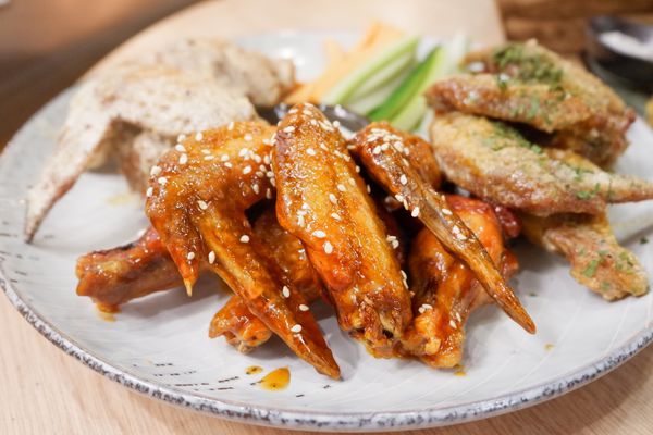 【餐酒館】台北・信義區|國父紀念館・金釀啤酒配雞翅——週末夜晚小酌聚會必去・台北包場餐廳・GUMGUM Beer & Wings雞翅啤酒吧・附菜單