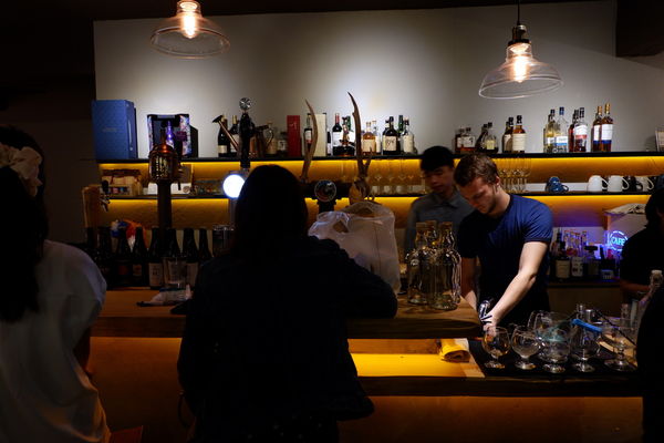 【餐酒館】台北・信義區|國父紀念館・金釀啤酒配雞翅——週末夜晚小酌聚會必去・台北包場餐廳・GUMGUM Beer & Wings雞翅啤酒吧・附菜單