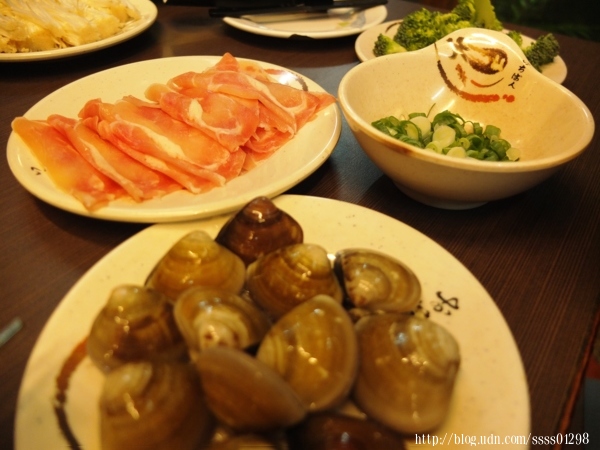 御品苑：【美食特搜。屏東市】御品苑鍋物。火鍋控來嚐鮮！170元共享鴛鴦鍋 食材新鮮 平價CP值高 家庭聚餐推薦！