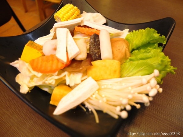 御品苑：【美食特搜。屏東市】御品苑鍋物。火鍋控來嚐鮮！170元共享鴛鴦鍋 食材新鮮 平價CP值高 家庭聚餐推薦！