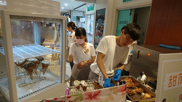 猜心泡芙:高雄漢神巨蛋~猜心泡芙~快閃櫃~獨家限量手工甜筒泡芙~濃郁的好滋味~ 猜心泡芙:高雄漢神巨蛋~猜心泡芙~快閃櫃~獨家限量手工甜筒泡芙~濃郁的好滋味~