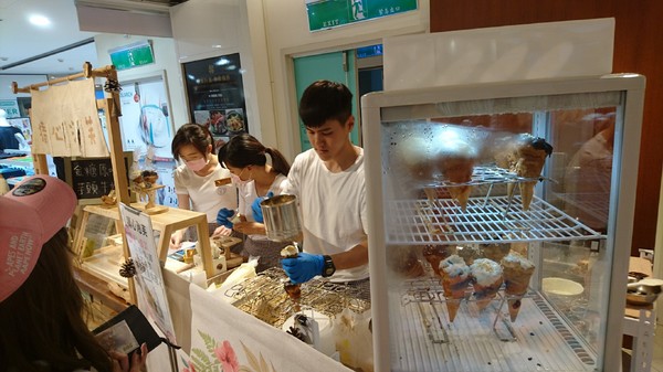 猜心泡芙:高雄漢神巨蛋~猜心泡芙~快閃櫃~獨家限量手工甜筒泡芙~濃郁的好滋味~ 猜心泡芙:高雄漢神巨蛋~猜心泡芙~快閃櫃~獨家限量手工甜筒泡芙~濃郁的好滋味~