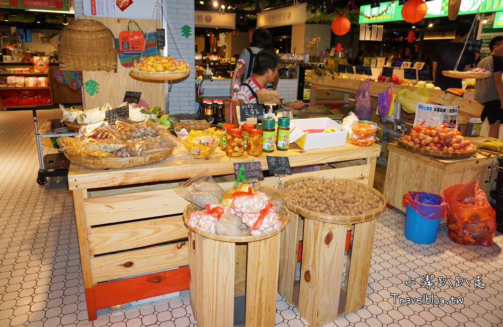 台中美食》第六市場 第一家百貨公司裡菜市場,食尚玩家推薦美食!吹冷氣逛市場菜,購物停車不用錢(金典 綠園道3樓) - 小潔趴趴走旅遊札記