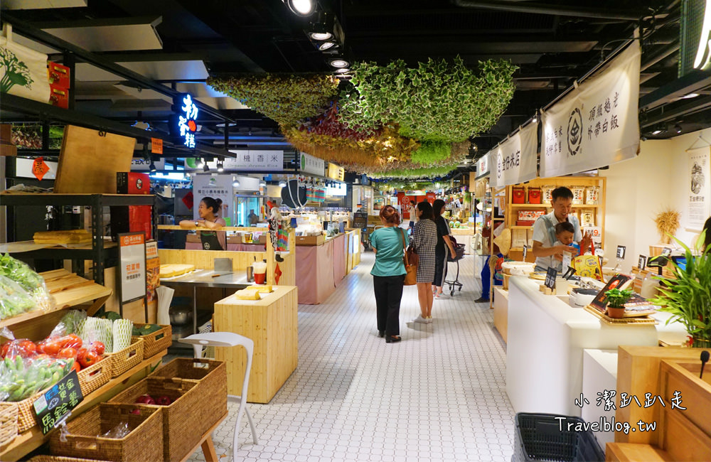 台中美食》第六市場 第一家百貨公司裡菜市場,食尚玩家推薦美食!吹冷氣逛市場菜,購物停車不用錢(金典 綠園道3樓) - 小潔趴趴走旅遊札記