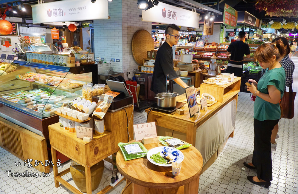 台中美食》第六市場 第一家百貨公司裡菜市場,食尚玩家推薦美食!吹冷氣逛市場菜,購物停車不用錢(金典 綠園道3樓) - 小潔趴趴走旅遊札記