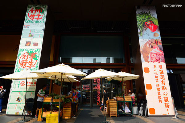 【台中西區】第六市場。第一間開在百貨公司的菜市場，買菜不流汗，也太幸福了!