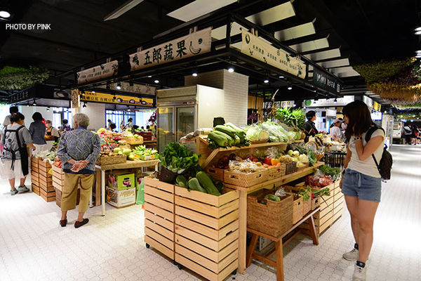【台中西區】第六市場。第一間開在百貨公司的菜市場，買菜不流汗，也太幸福了!