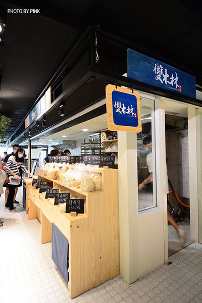 【台中西區】第六市場。第一間開在百貨公司的菜市場，買菜不流汗，也太幸福了!