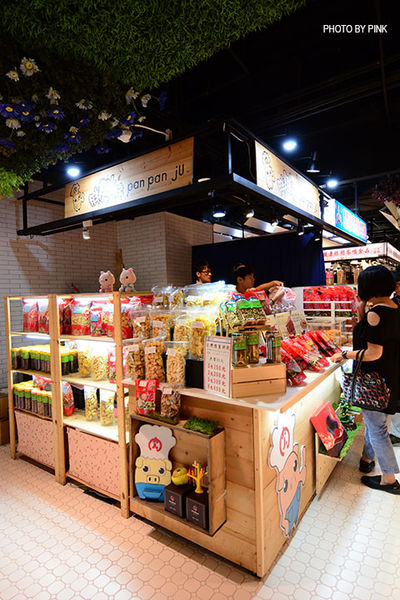 【台中西區】第六市場。第一間開在百貨公司的菜市場，買菜不流汗，也太幸福了!