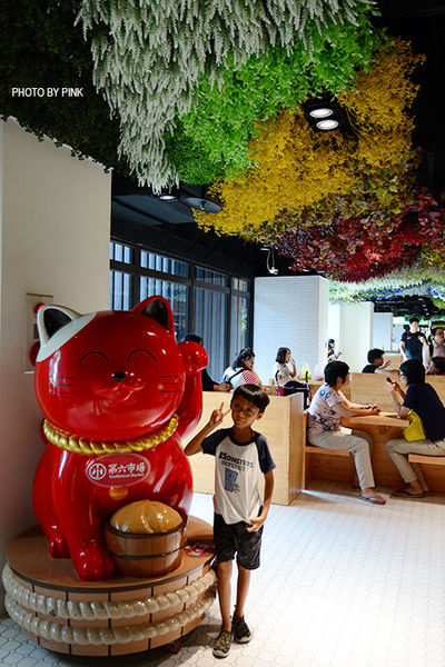 【台中西區】第六市場。第一間開在百貨公司的菜市場，買菜不流汗，也太幸福了!