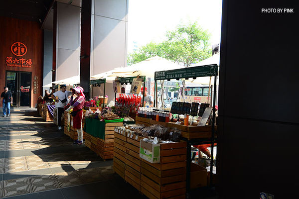 【台中西區】第六市場。第一間開在百貨公司的菜市場，買菜不流汗，也太幸福了!
