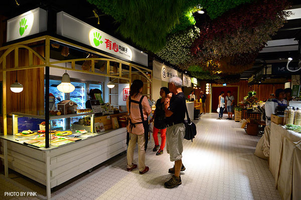 【台中西區】第六市場。第一間開在百貨公司的菜市場，買菜不流汗，也太幸福了!