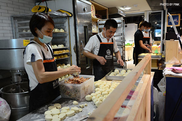 【台中西區】第六市場。第一間開在百貨公司的菜市場，買菜不流汗，也太幸福了!